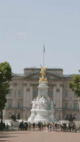 Video-Vertical-De-La-Estatua-De-Winston-Churchill-En-La-Plaza-Del-Parlamento,-Londres,-Reino-Unido